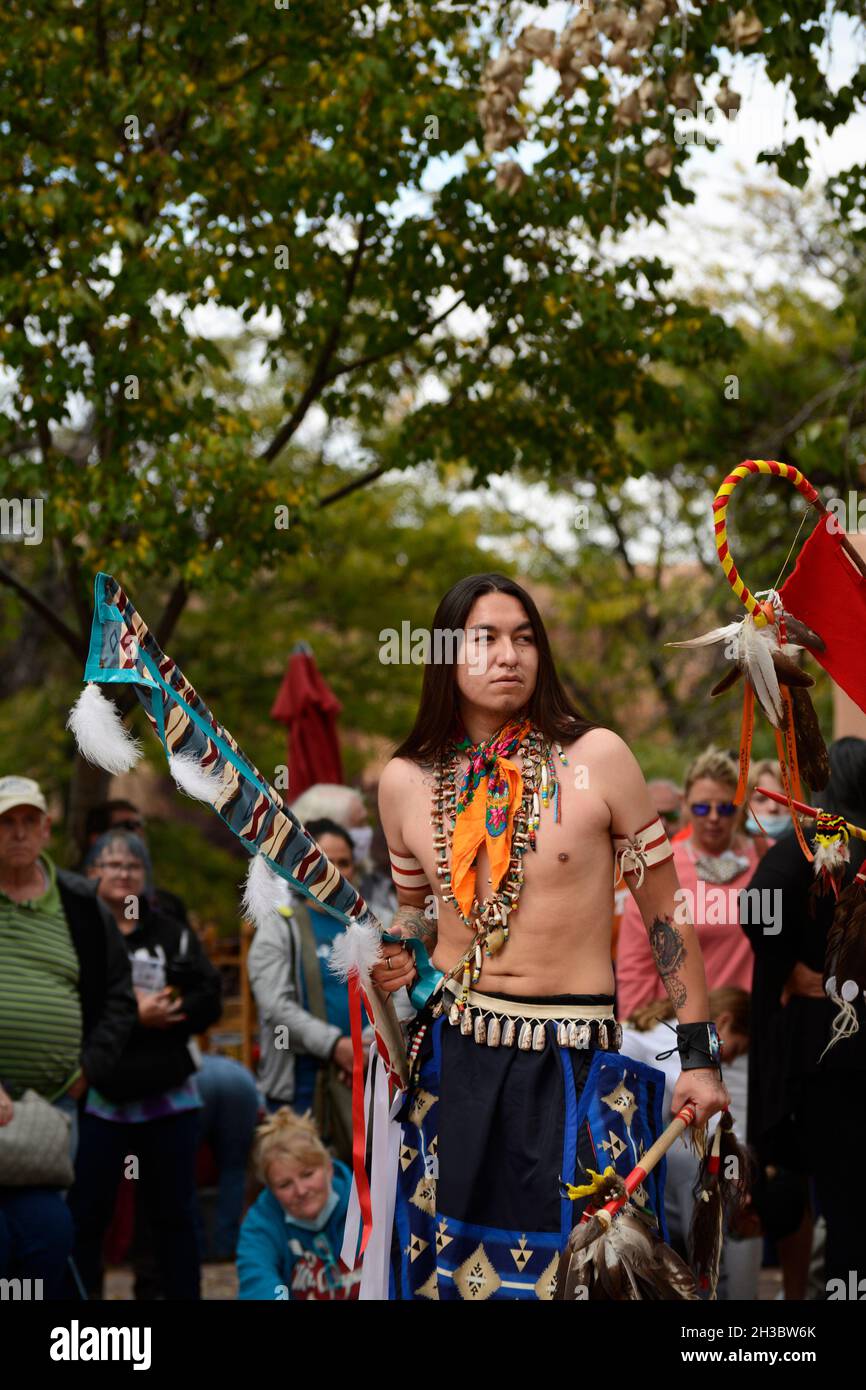 Indianische Mitglieder einer Tanzgruppe aus dem Ohkay Owingeh Pueblo in New Mexico treten bei einer Veranstaltung zum Tag der indigenen Völker in Santa Fe, New Mexico, auf. Stockfoto