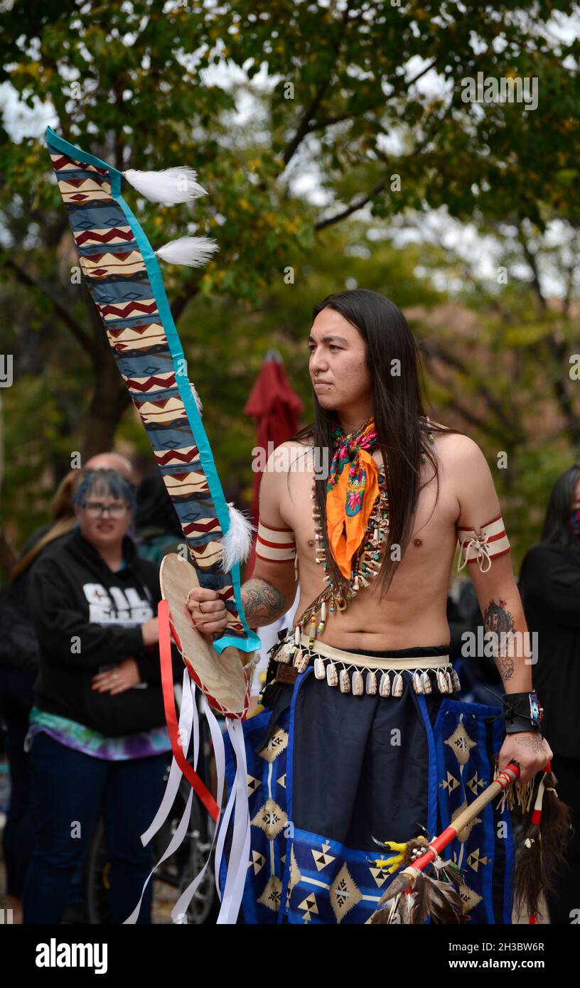Indianische Mitglieder einer Tanzgruppe aus dem Ohkay Owingeh Pueblo in New Mexico treten bei einer Veranstaltung zum Tag der indigenen Völker in Santa Fe, New Mexico, auf. Stockfoto
