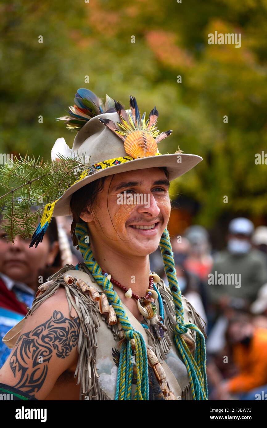 Indianische Mitglieder einer Tanzgruppe aus dem Ohkay Owingeh Pueblo in New Mexico treten bei einer Veranstaltung zum Tag der indigenen Völker in Santa Fe, New Mexico, auf. Stockfoto