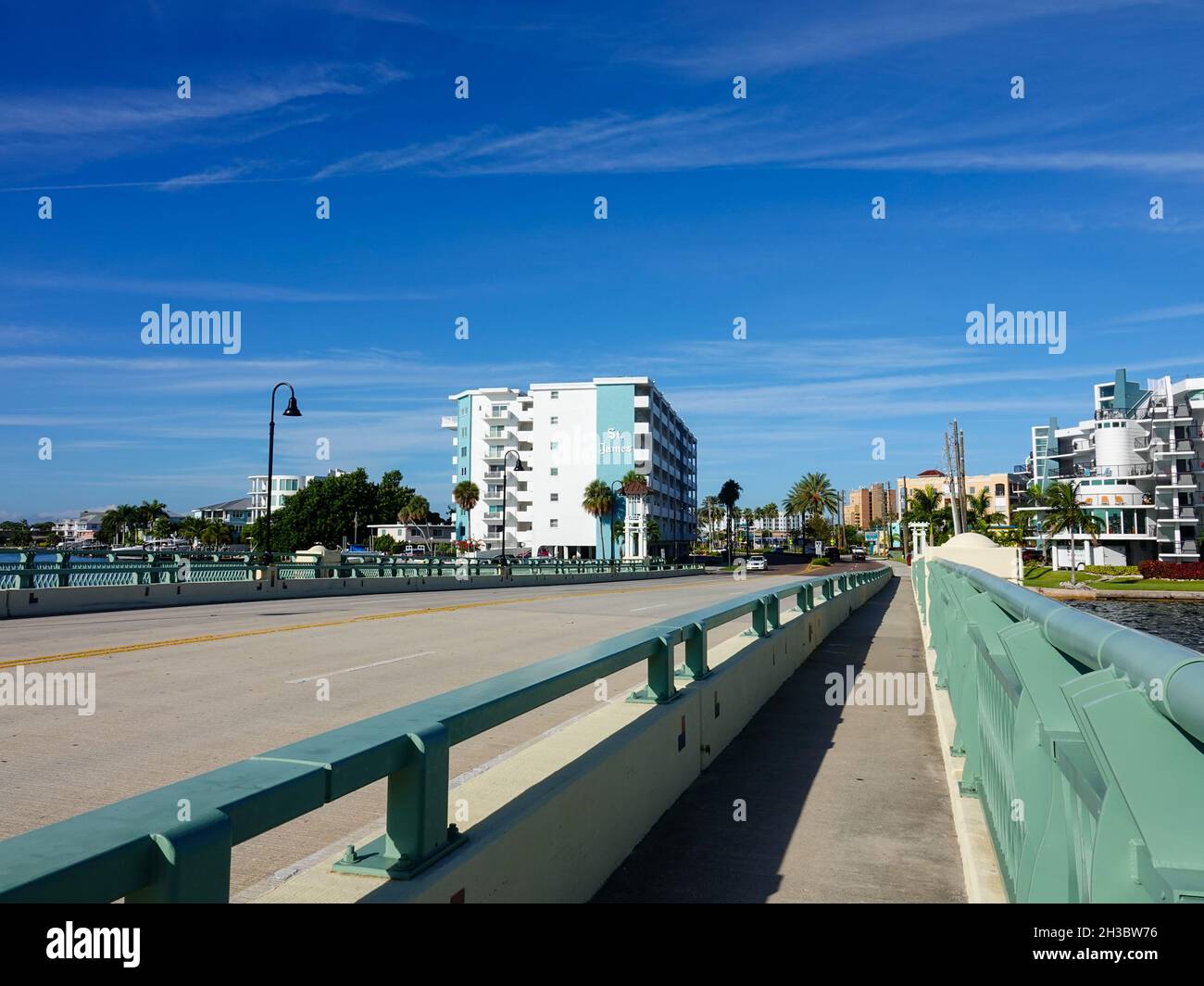 Blick über die Treasure Island Causeway Brücke zum Barrier Island Resort und den Golfküstenstränden von Pinellas County, Florida, USA. Stockfoto