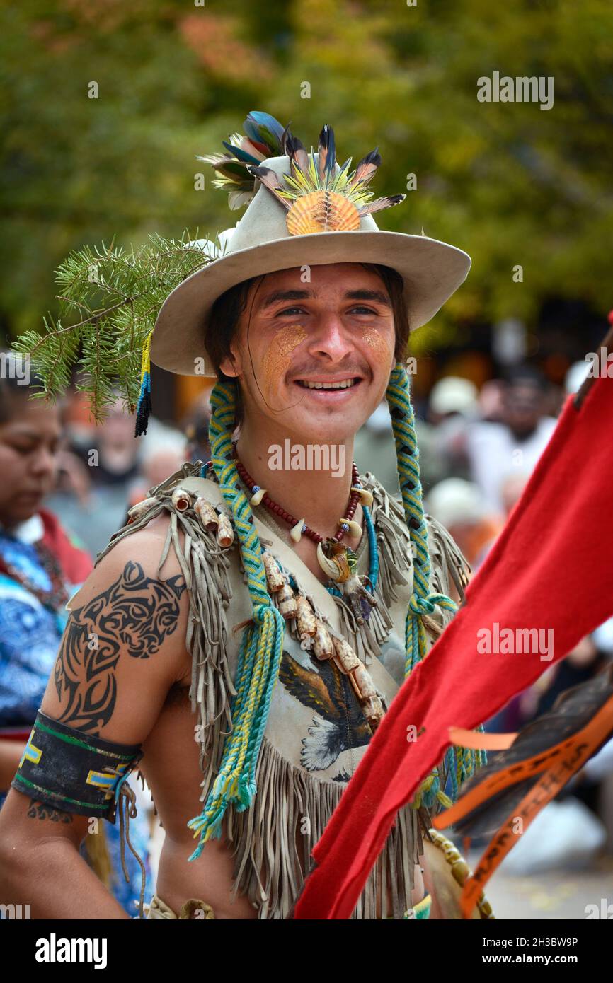 Indianische Mitglieder einer Tanzgruppe aus dem Ohkay Owingeh Pueblo in New Mexico treten bei einer Veranstaltung zum Tag der indigenen Völker in Santa Fe, New Mexico, auf. Stockfoto