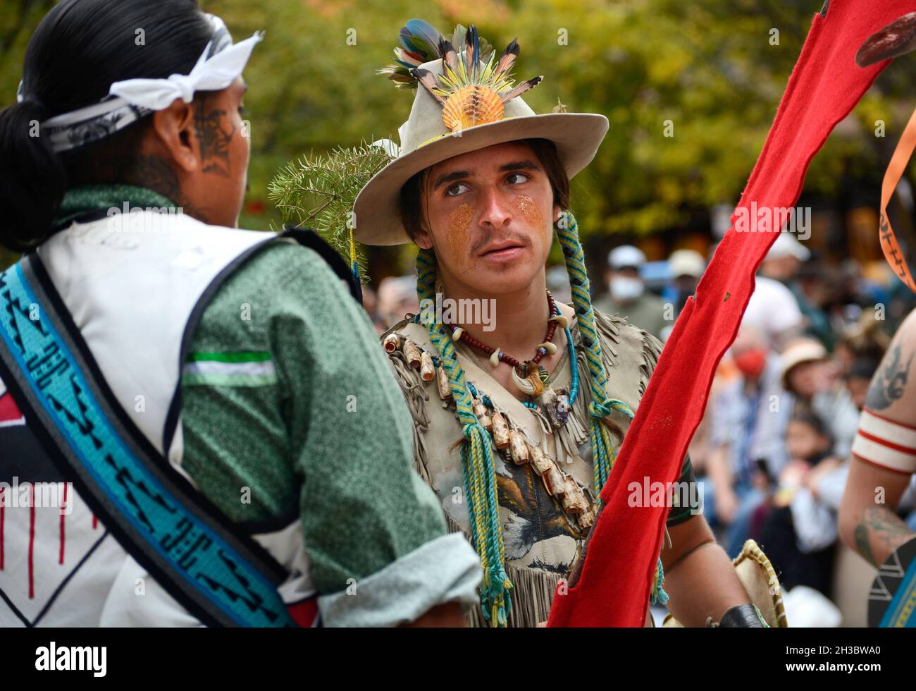 Indianische Mitglieder einer Tanzgruppe aus dem Ohkay Owingeh Pueblo in New Mexico treten bei einer Veranstaltung zum Tag der indigenen Völker in Santa Fe, New Mexico, auf. Stockfoto