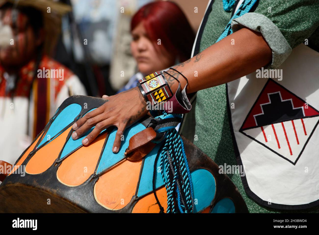 Indianische Mitglieder einer Tanzgruppe aus dem Ohkay Owingeh Pueblo in New Mexico treten bei einer Veranstaltung zum Tag der indigenen Völker in Santa Fe, New Mexico, auf. Stockfoto