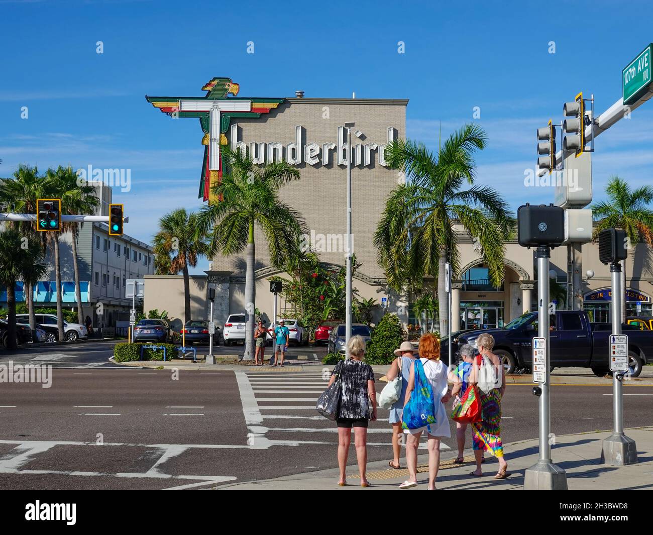 Fußgänger warten darauf, auf dem Weg zum Strand vor dem historischen Thunderbird Motel auf Treasure Island, Florida, USA, die Straße zu überqueren. Stockfoto