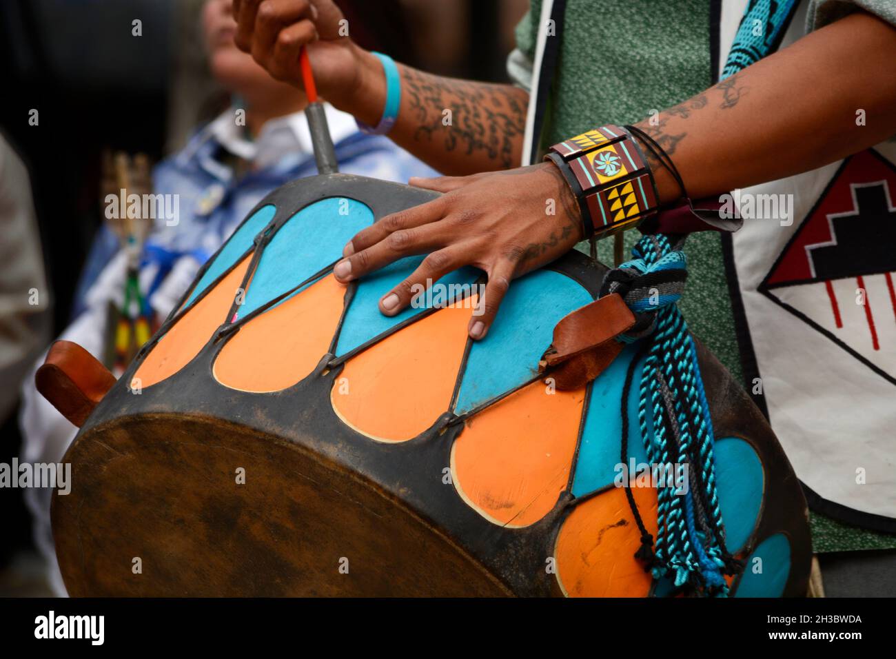 Indianische Mitglieder einer Tanzgruppe aus dem Ohkay Owingeh Pueblo in New Mexico treten bei einer Veranstaltung zum Tag der indigenen Völker in Santa Fe, New Mexico, auf. Stockfoto