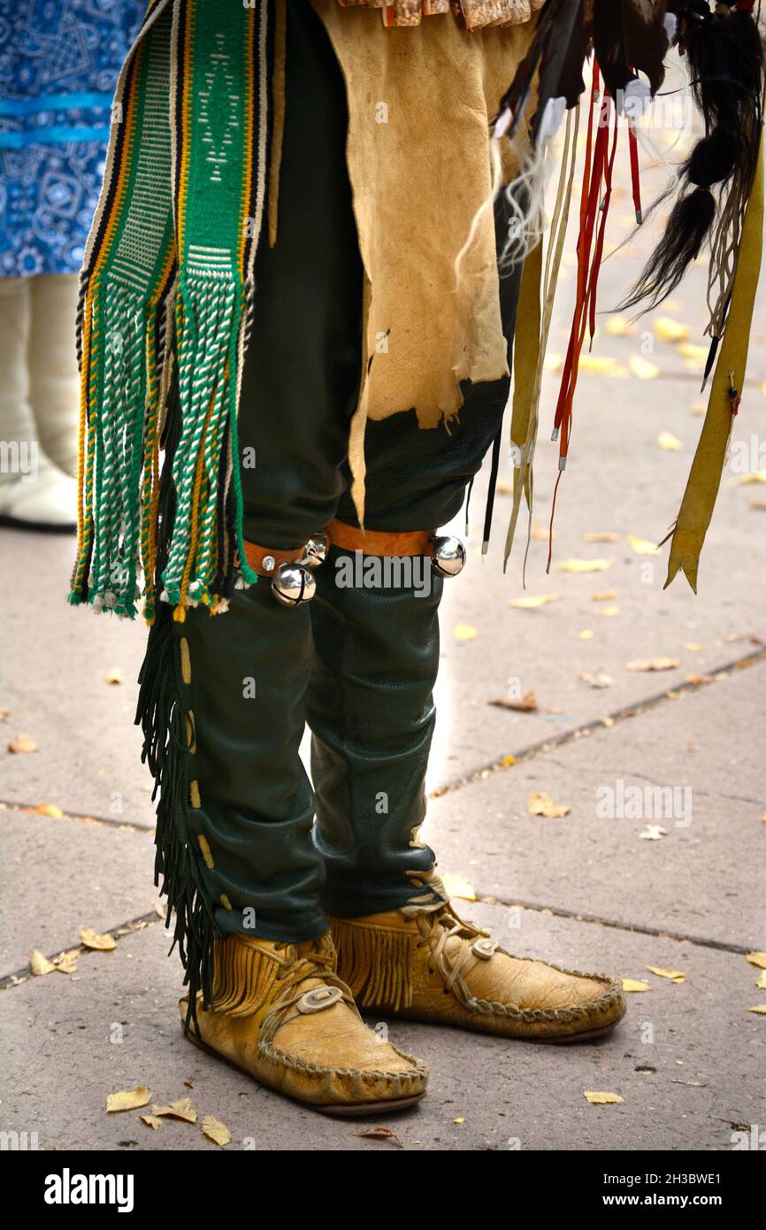 Indianische Mitglieder einer Tanzgruppe aus dem Ohkay Owingeh Pueblo in New Mexico treten bei einer Veranstaltung zum Tag der indigenen Völker in Santa Fe, New Mexico, auf. Stockfoto