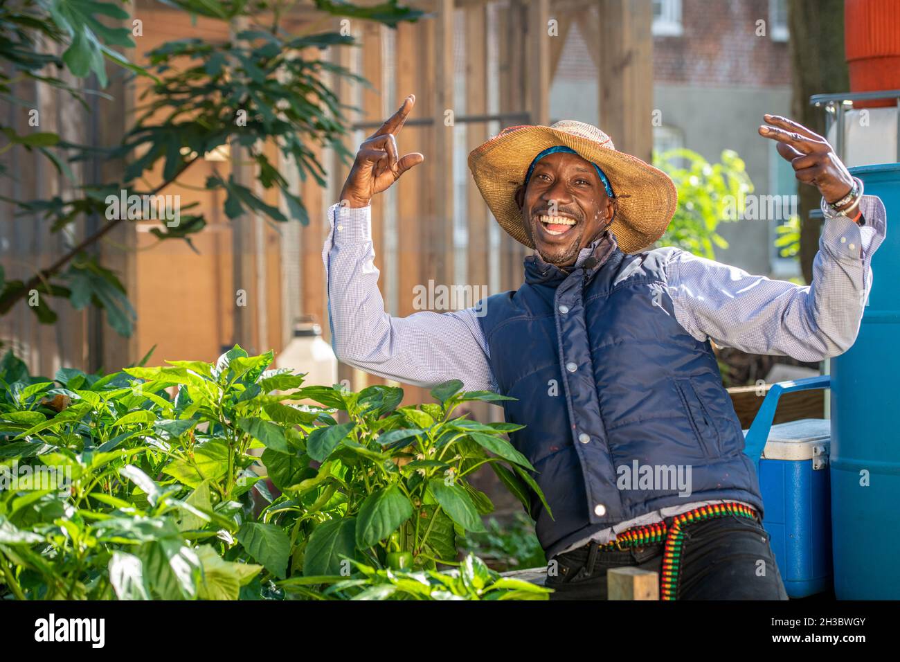 Black Male Farmer stellt die Waffen zur Feier, Baltimore, MD Stockfoto