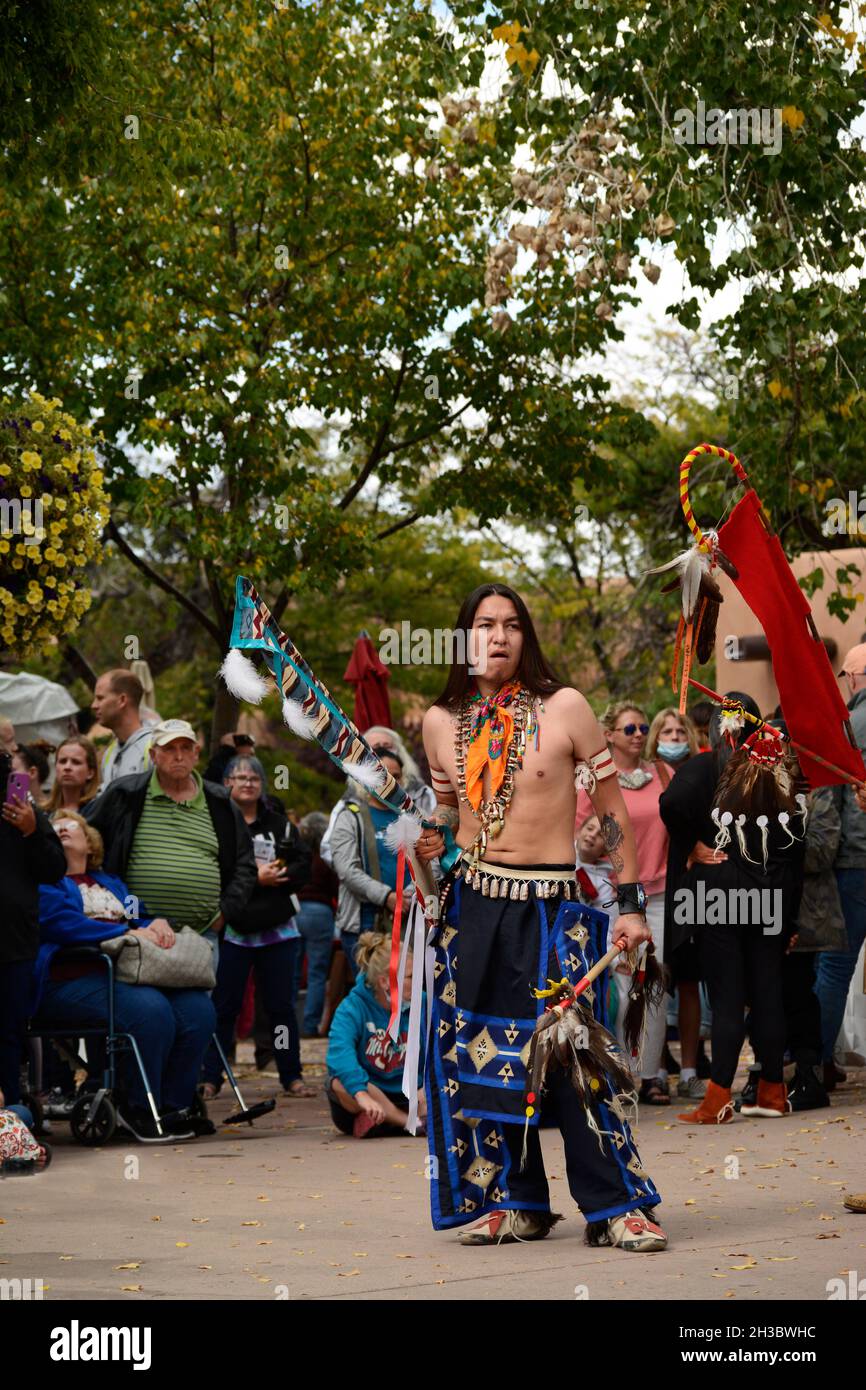 Indianische Mitglieder einer Tanzgruppe aus dem Ohkay Owingeh Pueblo in New Mexico treten bei einer Veranstaltung zum Tag der indigenen Völker in Santa Fe, New Mexico, auf. Stockfoto