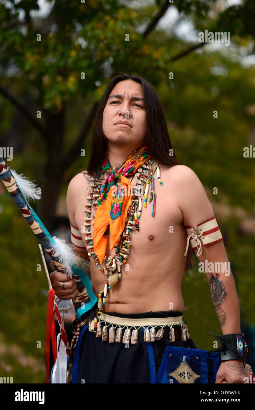 Indianische Mitglieder einer Tanzgruppe aus dem Ohkay Owingeh Pueblo in New Mexico treten bei einer Veranstaltung zum Tag der indigenen Völker in Santa Fe, New Mexico, auf. Stockfoto