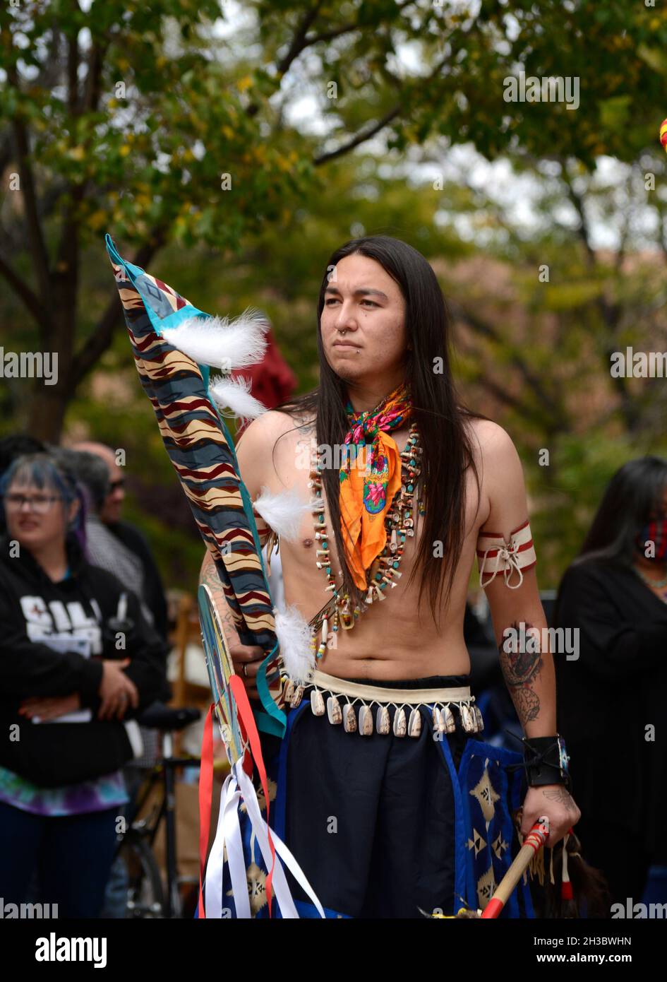 Indianische Mitglieder einer Tanzgruppe aus dem Ohkay Owingeh Pueblo in New Mexico treten bei einer Veranstaltung zum Tag der indigenen Völker in Santa Fe, New Mexico, auf. Stockfoto