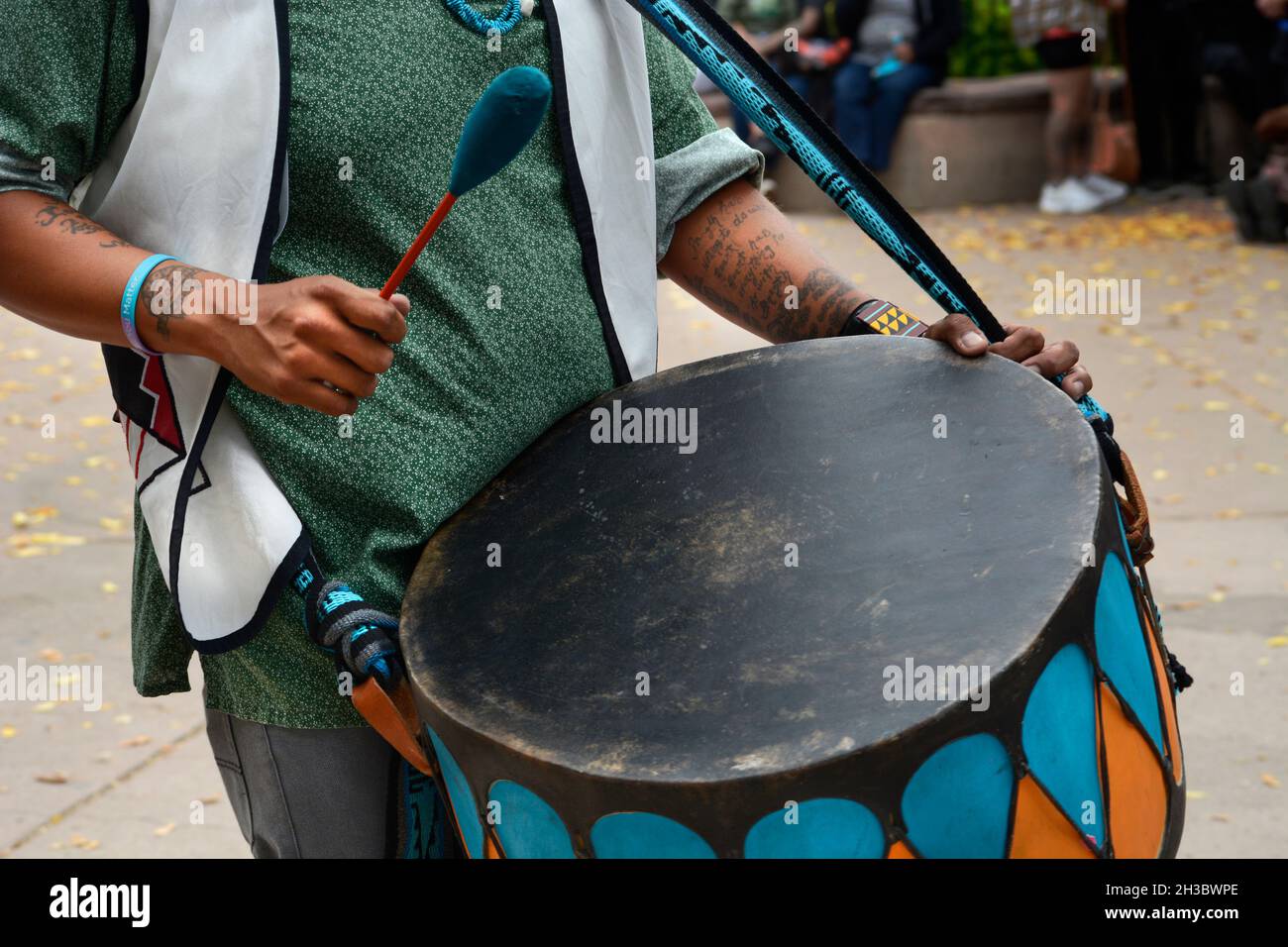 Indianische Mitglieder einer Tanzgruppe aus dem Ohkay Owingeh Pueblo in New Mexico treten bei einer Veranstaltung zum Tag der indigenen Völker in Santa Fe, New Mexico, auf. Stockfoto