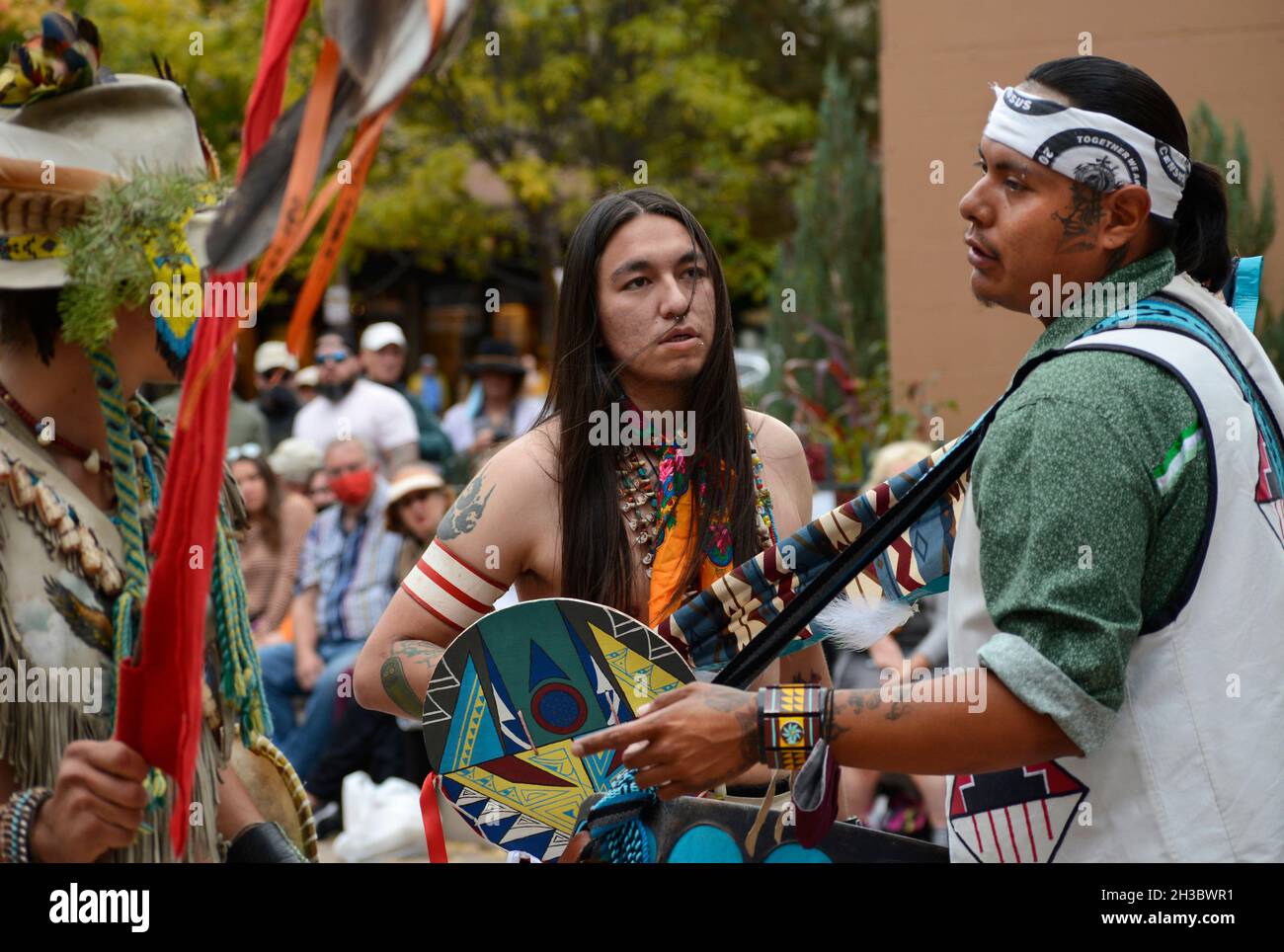 Indianische Mitglieder einer Tanzgruppe aus dem Ohkay Owingeh Pueblo in New Mexico treten bei einer Veranstaltung zum Tag der indigenen Völker in Santa Fe, New Mexico, auf. Stockfoto