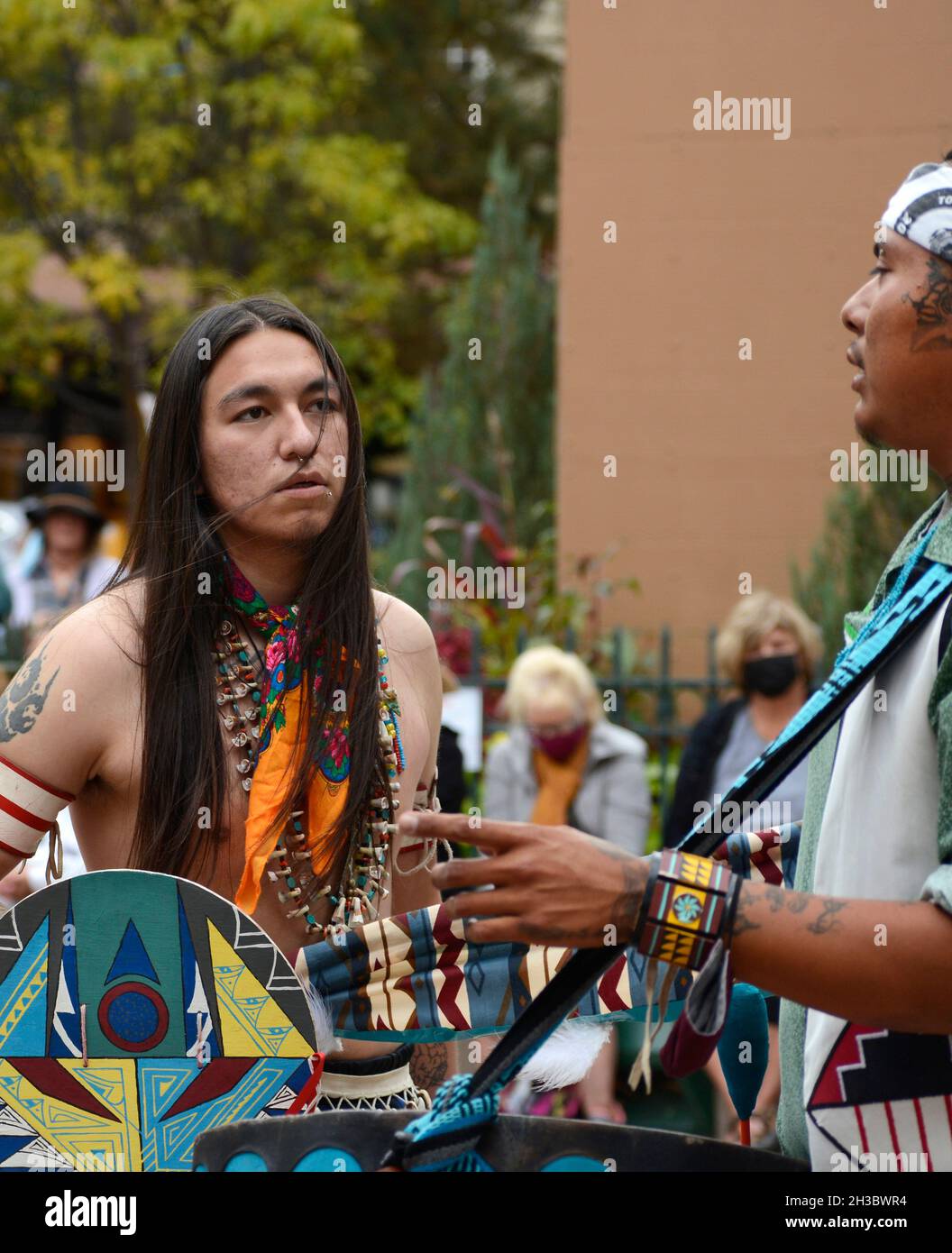 Indianische Mitglieder einer Tanzgruppe aus dem Ohkay Owingeh Pueblo in New Mexico treten bei einer Veranstaltung zum Tag der indigenen Völker in Santa Fe, New Mexico, auf. Stockfoto