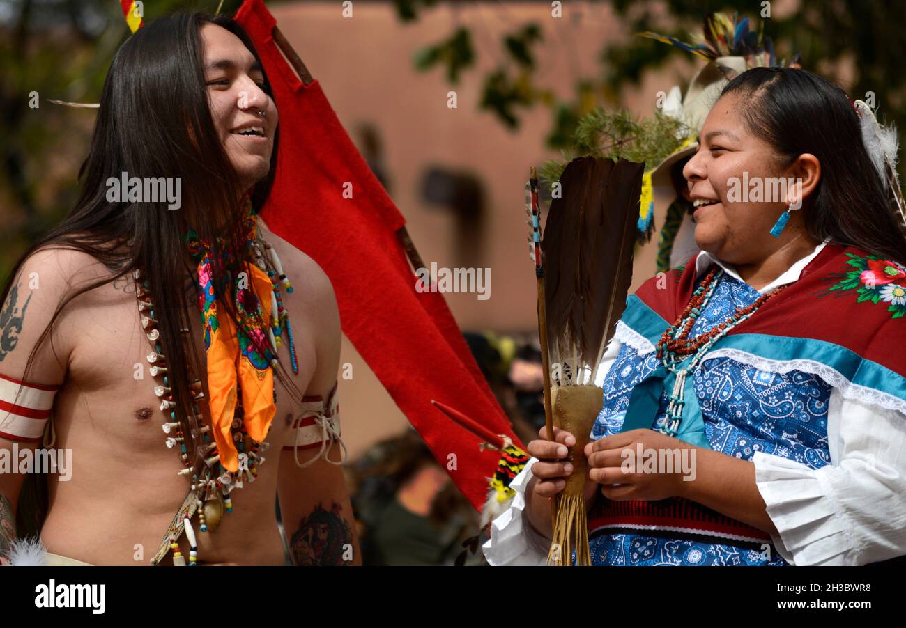 Indianische Mitglieder einer Tanzgruppe aus dem Ohkay Owingeh Pueblo in New Mexico treten bei einer Veranstaltung zum Tag der indigenen Völker in Santa Fe, New Mexico, auf. Stockfoto