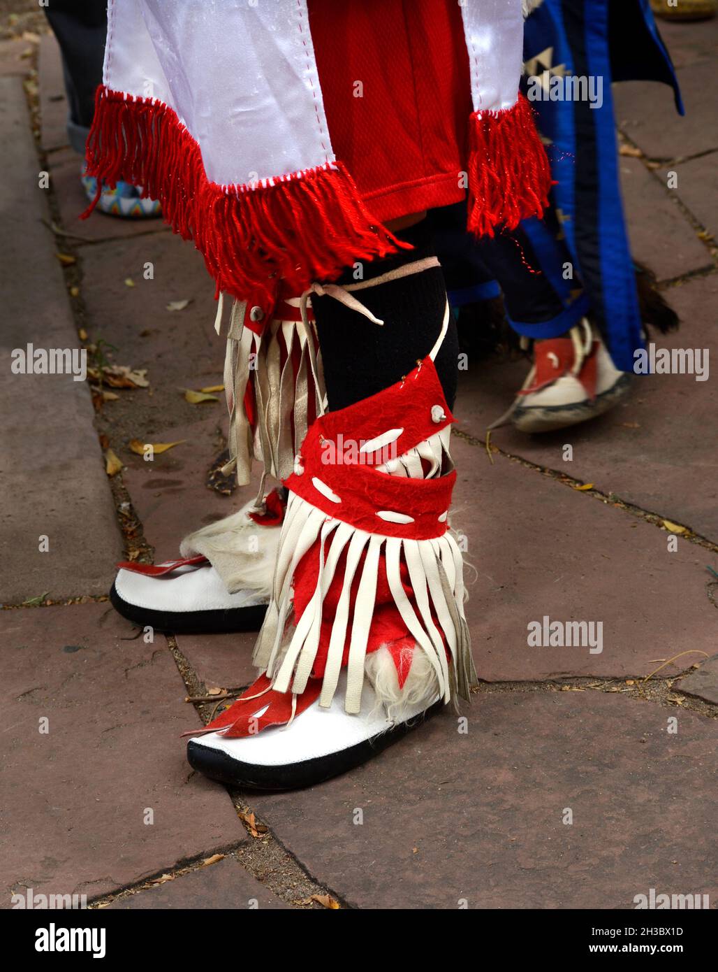 Indianische Mitglieder einer Tanzgruppe aus dem Ohkay Owingeh Pueblo in New Mexico treten bei einer Veranstaltung zum Tag der indigenen Völker in Santa Fe, New Mexico, auf. Stockfoto