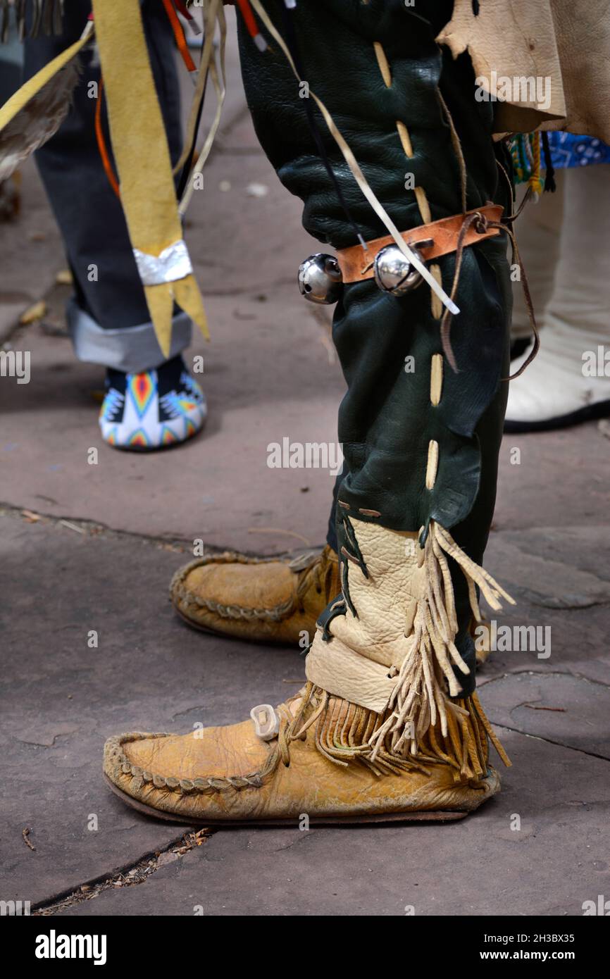 Indianische Mitglieder einer Tanzgruppe aus dem Ohkay Owingeh Pueblo in New Mexico treten bei einer Veranstaltung zum Tag der indigenen Völker in Santa Fe, New Mexico, auf. Stockfoto