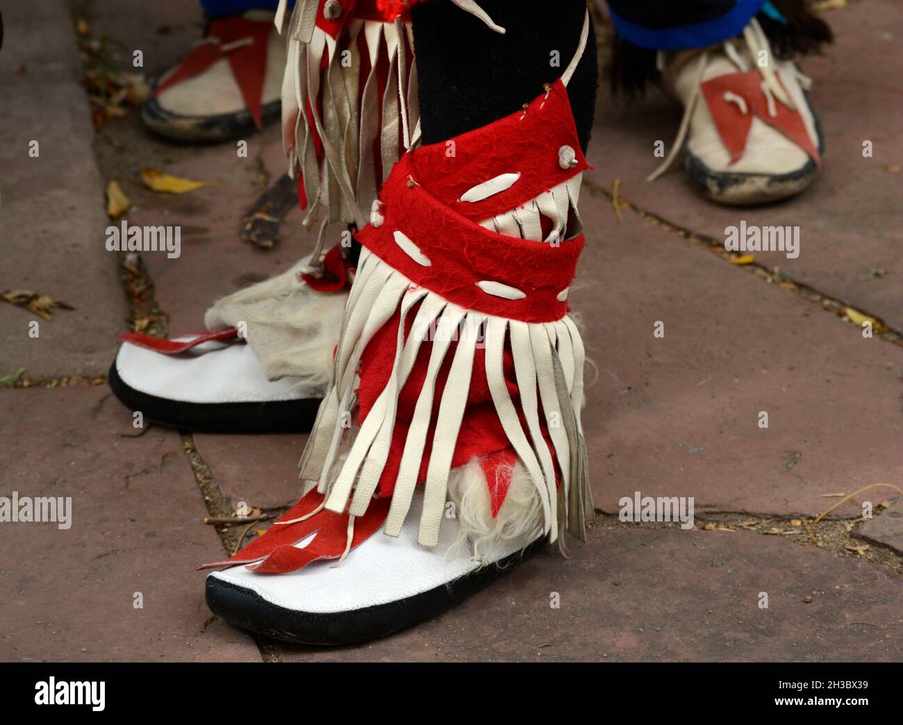 Indianische Mitglieder einer Tanzgruppe aus dem Ohkay Owingeh Pueblo in New Mexico treten bei einer Veranstaltung zum Tag der indigenen Völker in Santa Fe, New Mexico, auf. Stockfoto