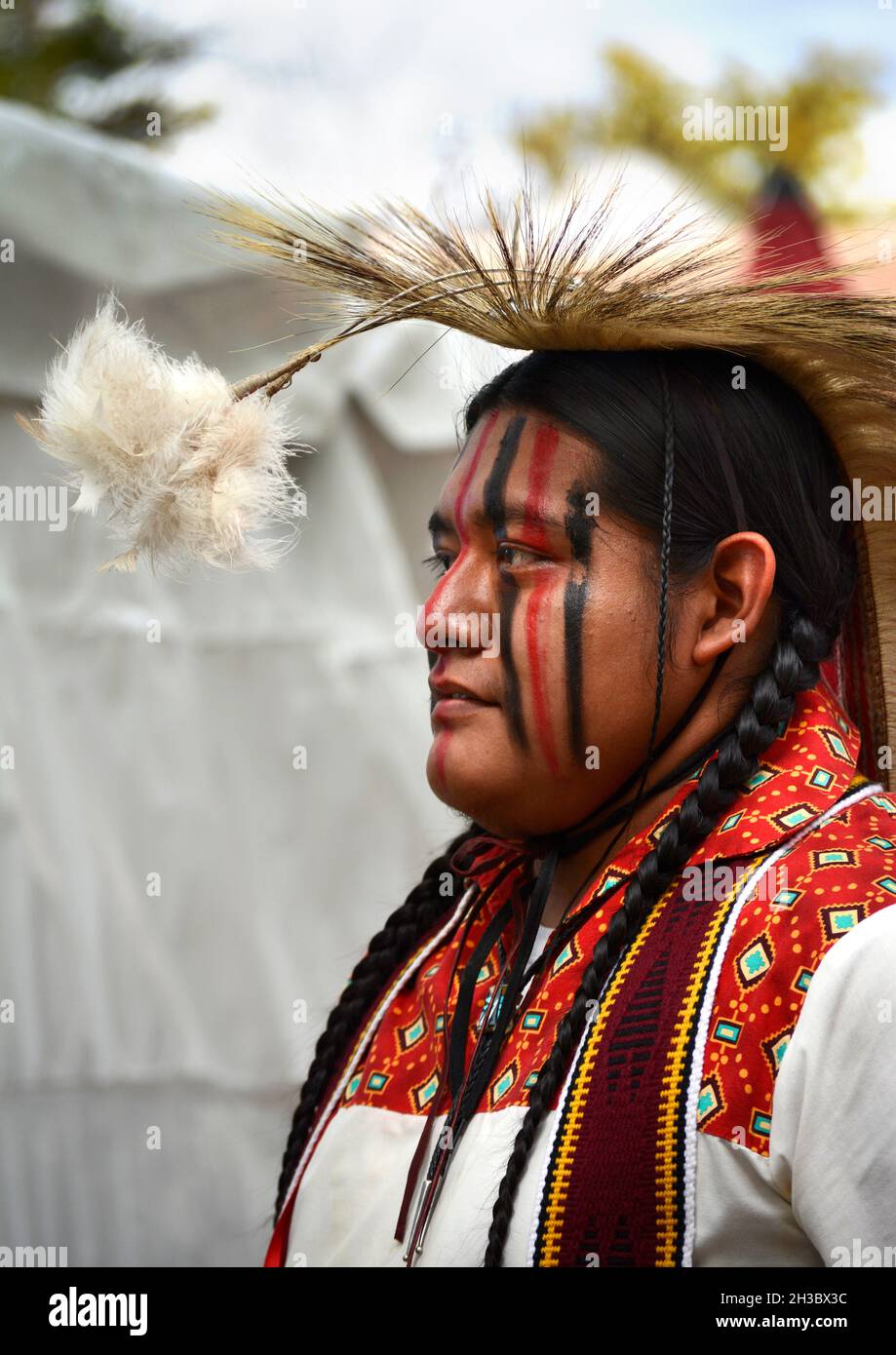 Indianische Mitglieder einer Tanzgruppe aus dem Ohkay Owingeh Pueblo in New Mexico treten bei einer Veranstaltung zum Tag der indigenen Völker in Santa Fe, New Mexico, auf. Stockfoto