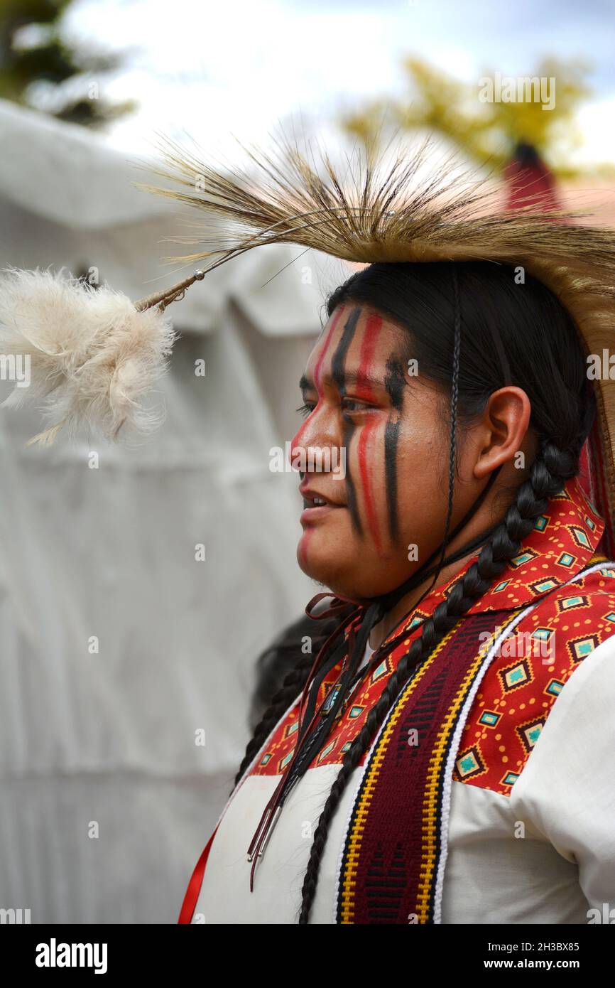 Indianische Mitglieder einer Tanzgruppe aus dem Ohkay Owingeh Pueblo in New Mexico treten bei einer Veranstaltung zum Tag der indigenen Völker in Santa Fe, New Mexico, auf. Stockfoto