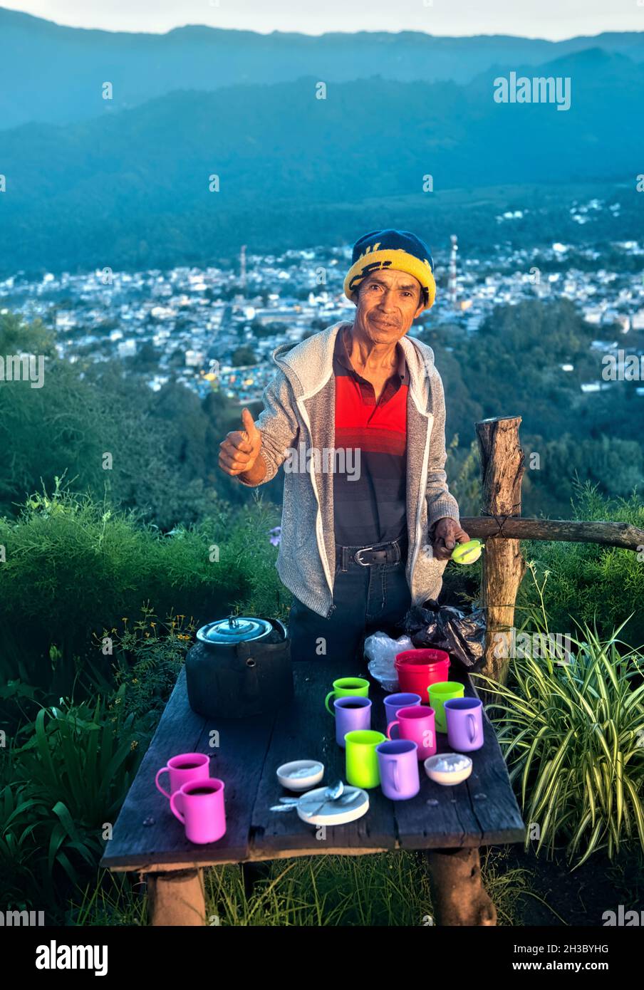 Morgenkaffee auf der Rostra Maya (indische Nase), Lake Atitlan, Guatemala Stockfoto