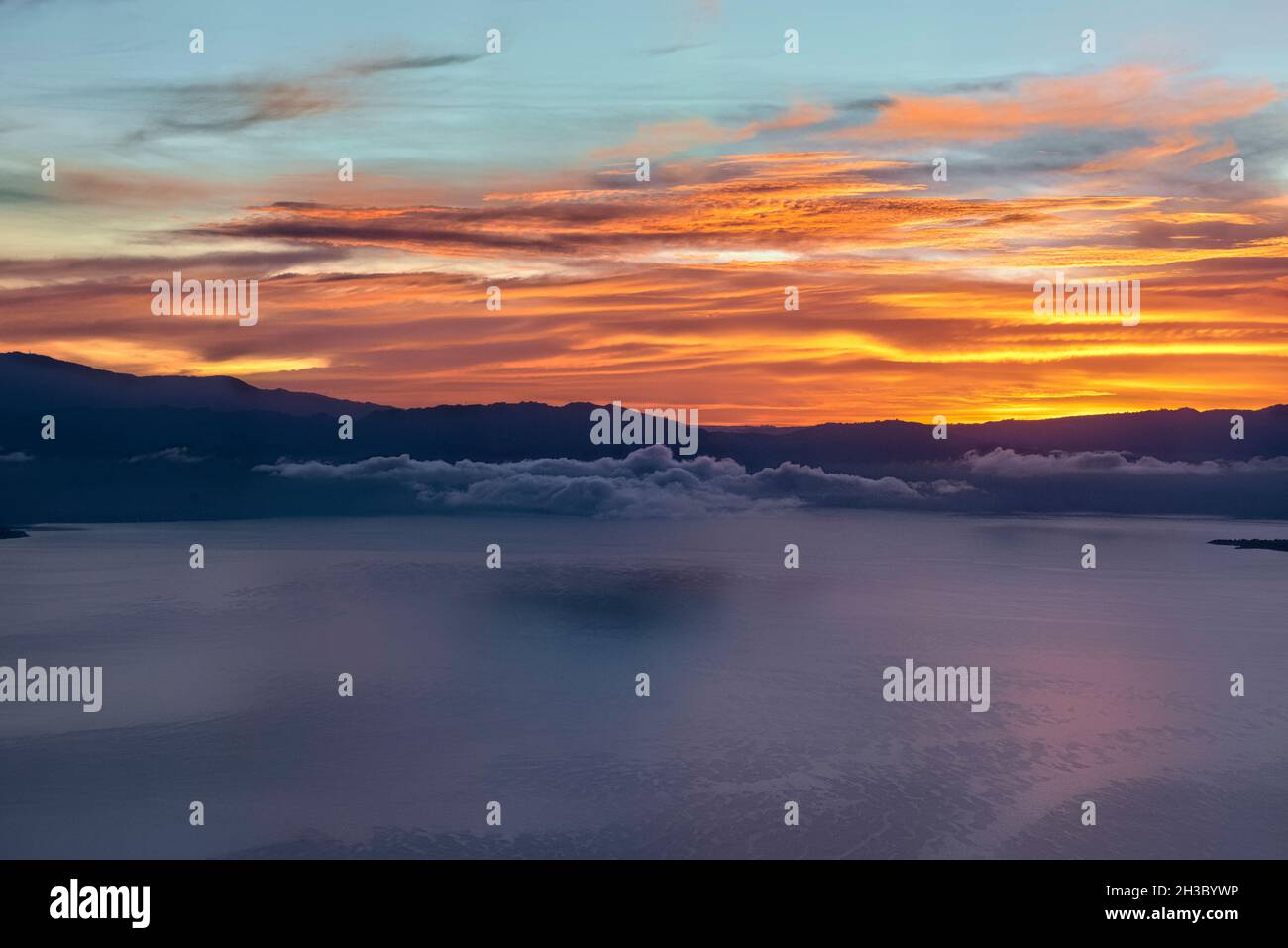 Sonnenaufgang und Wolken über dem Atitlan-See, Lago Atitlan, Guatemala Stockfoto