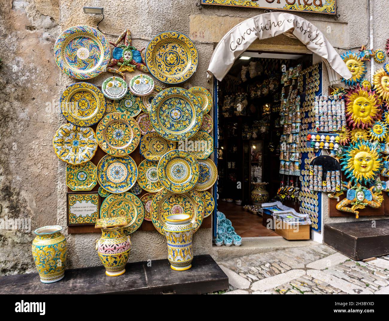 Ein Keramikgeschäft, eines der vielen kleinen Geschäfte in den engen Gassen von Erice, Sizilien, Italien. Stockfoto