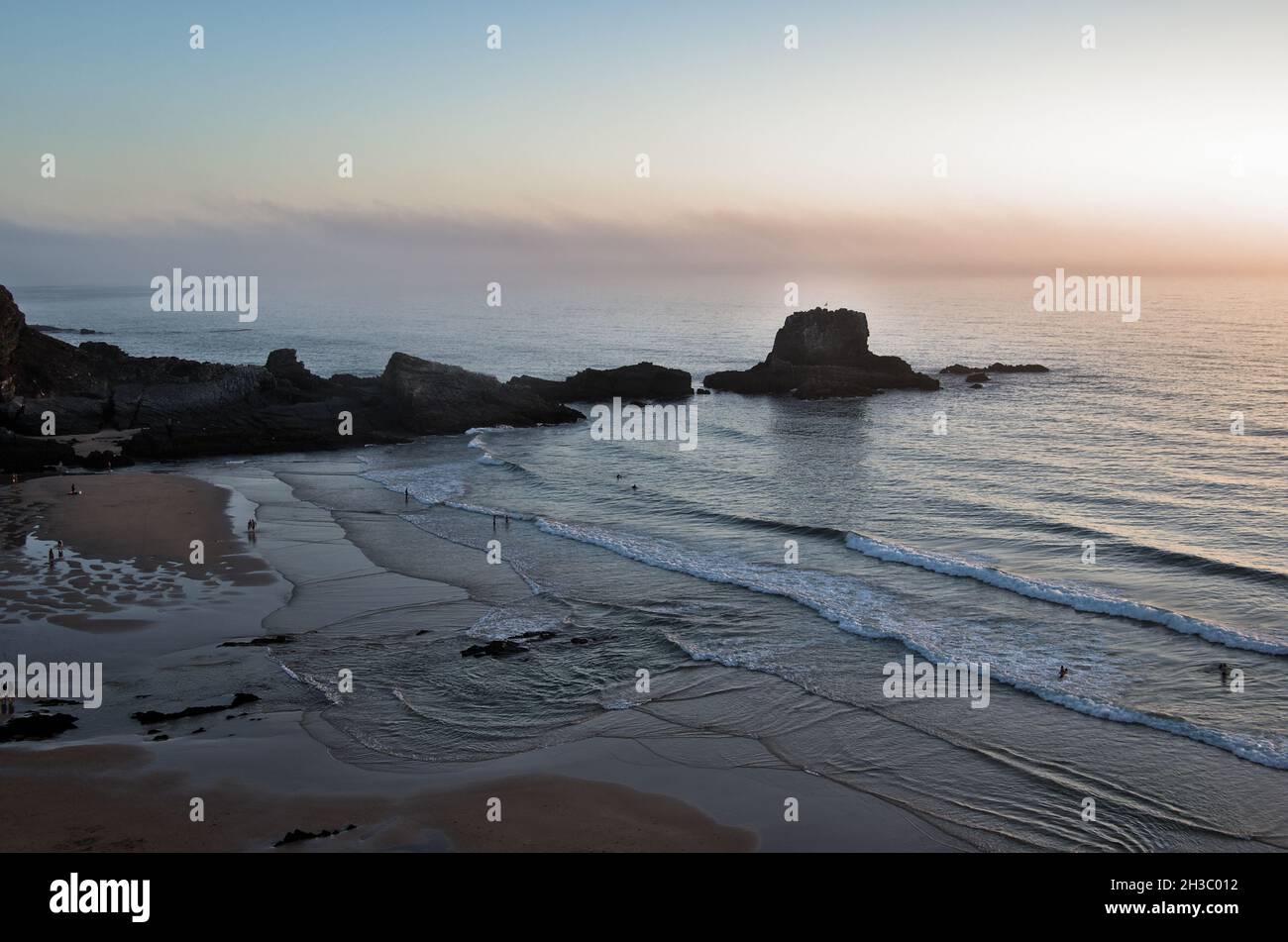 Zambujeira do Mar Strand bei Sonnenuntergang in Alentejo, Portugal Stockfoto