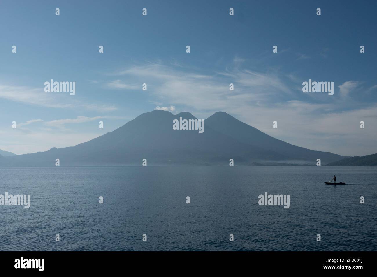 Fischer vor den Vulkanen Atitlan und Toliman, Lake Atitlan, Guatemala Stockfoto Fischer vor den Vulkanen Atitlan und Toliman, Lake Atitlan, Guatemala Stockfoto