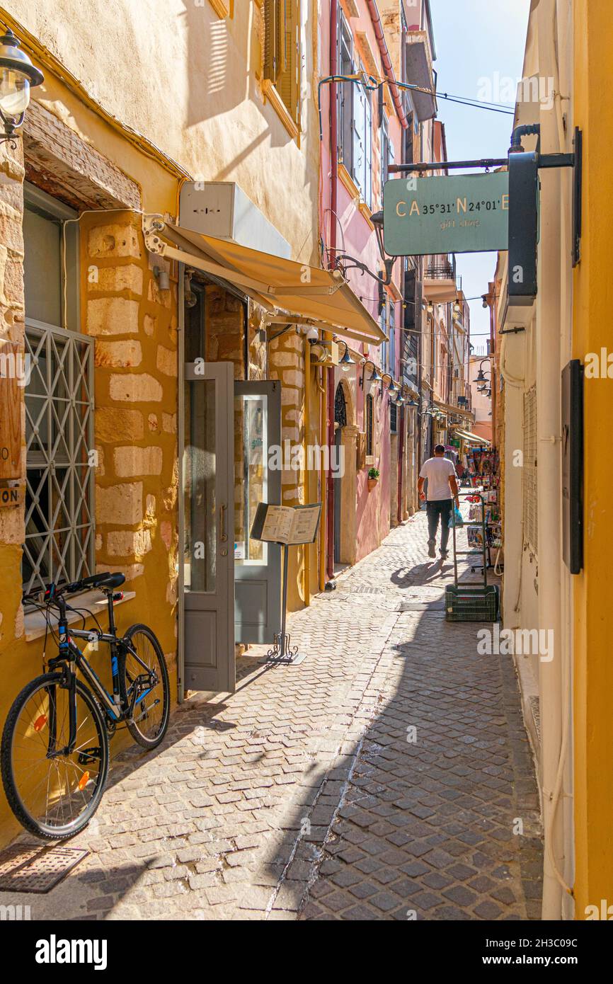 Schmale Sreet im alten Chania, Kreta, Griechenland Stockfoto