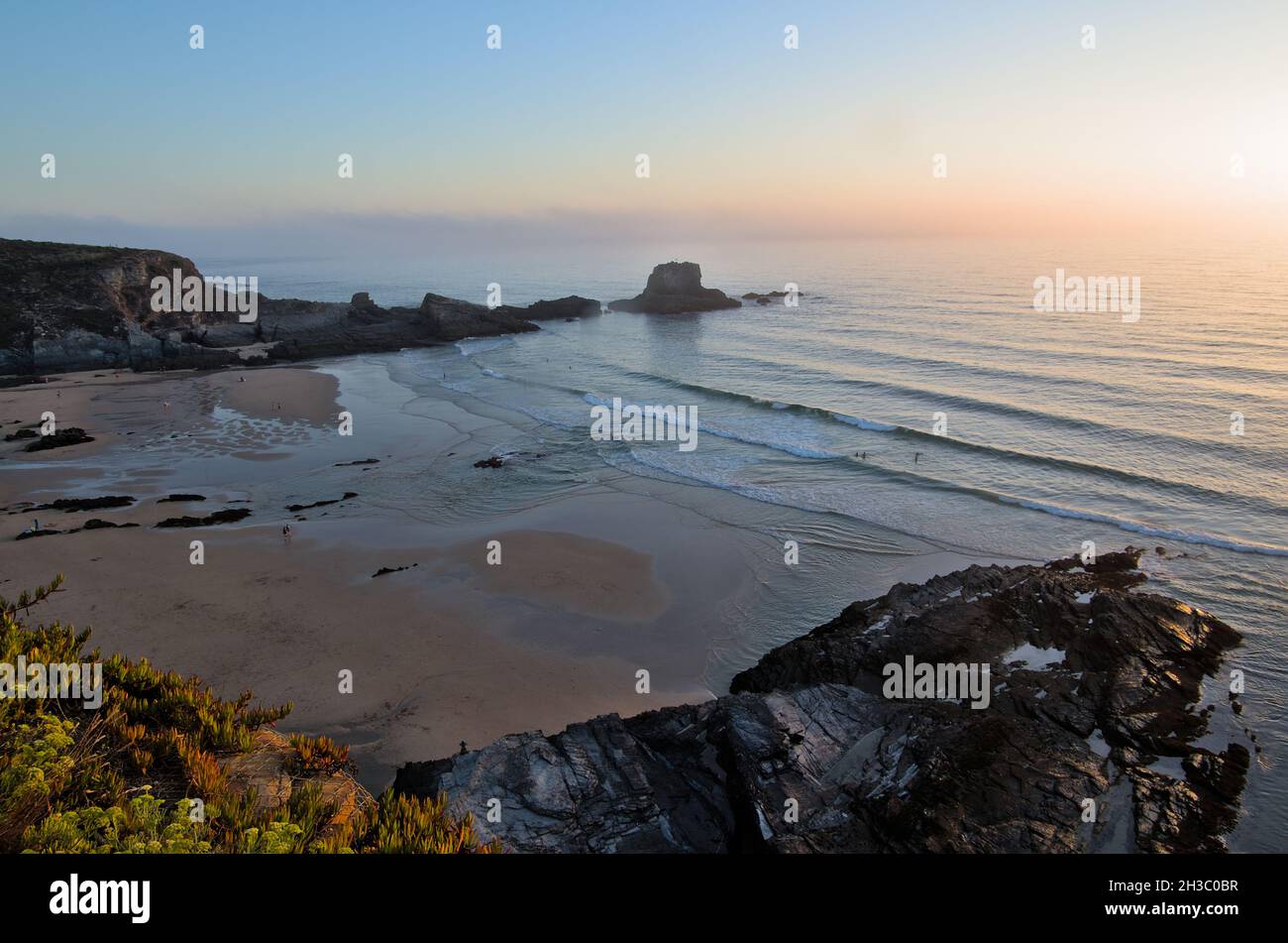 Zambujeira do Mar Strand bei Sonnenuntergang in Alentejo, Portugal Stockfoto