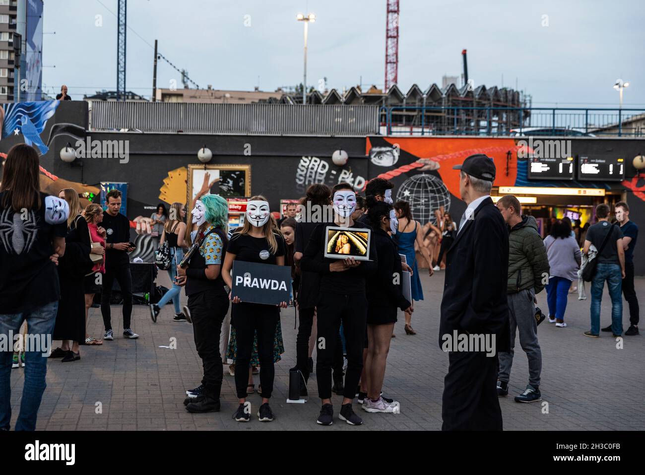 Warschau, Polen - 2. September 2018: Personen, die in der Öffentlichkeit als Anonym erscheinen und Guy Fawkes-Masken tragen, die Tiermissbrauch in Warschau, Polen, melden Stockfoto
