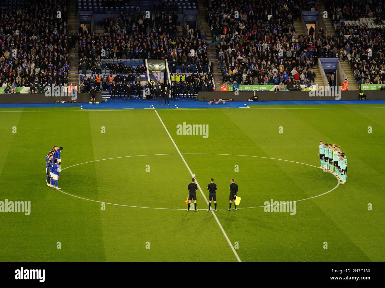 Die Spieler stehen für eine Schweigeminute in Erinnerung an den ehemaligen Besitzer von Leicester City, Vichai Srivaddhanaprabha, der an diesem Tag im Jahr 2018, vor dem Spiel der Carabao Cup Fourth Round im King Power Stadium, Leicester, bei einem Hubschrauberabsturz ums Leben kam. Bilddatum: Mittwoch, 27. Oktober 2021. Stockfoto