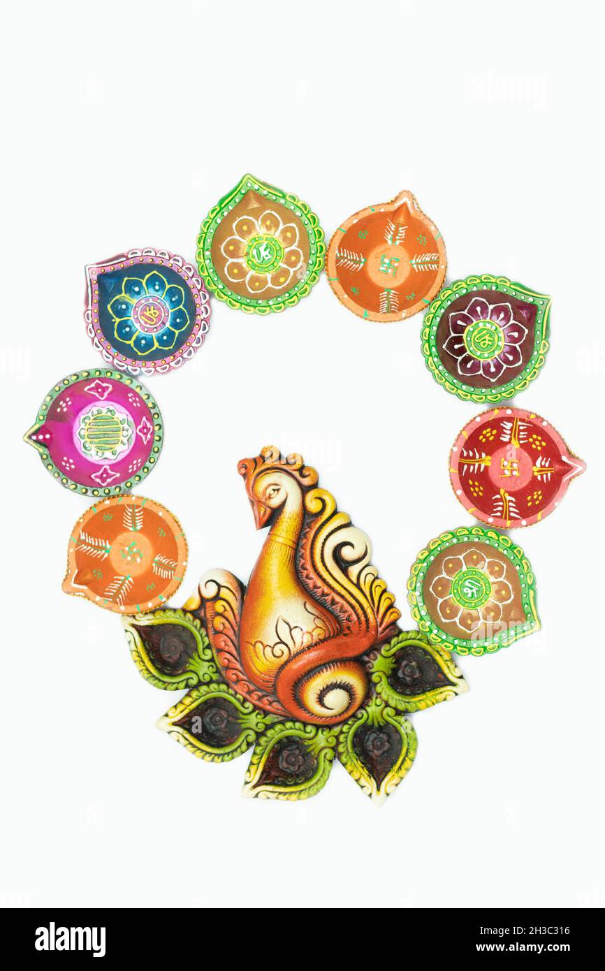 Dekorative Mehrfarbige Diya, Tief Oder Dia, Arrangiert Als Pfau Mit Offenen Flügeln. Weißer Hintergrund Mit Kopierbereich. Thema Für Diwali, Navratri Pooja, Dusse Stockfoto