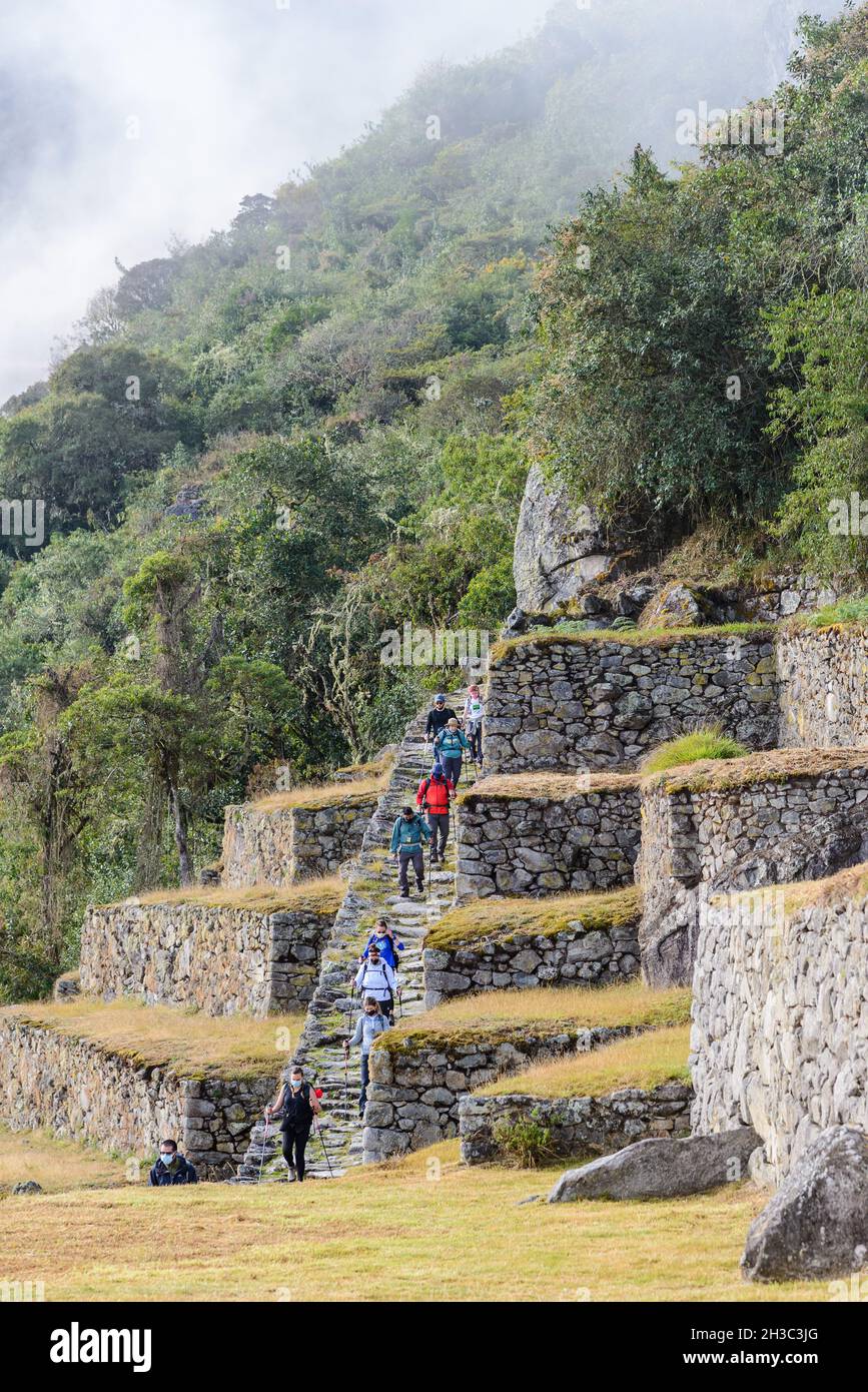 Wanderer kamen Machu Picchu nach tagelangem Wandern auf dem Inka-Pfad an. Cuzco, Peru. Stockfoto