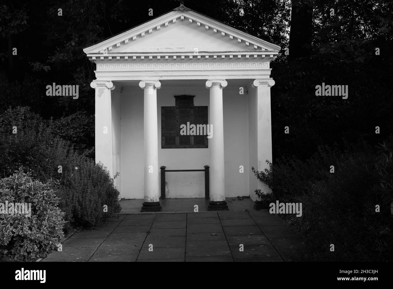 Temple of Arethusa Kew Gardens London, das auch ein Kriegsdenkmal ist. Stockfoto