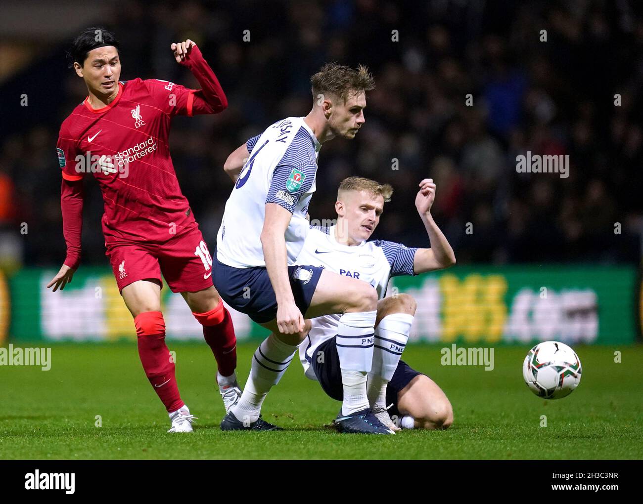 Liverpools Takumi Minamino (links) kämpft mit Liam Lindsay von Preston North End (Mitte) und Ali McCann während des Spiels der vierten Runde des Carabao Cup in Deepdale, Preston, um den Ball. Bilddatum: Mittwoch, 27. Oktober 2021. Stockfoto