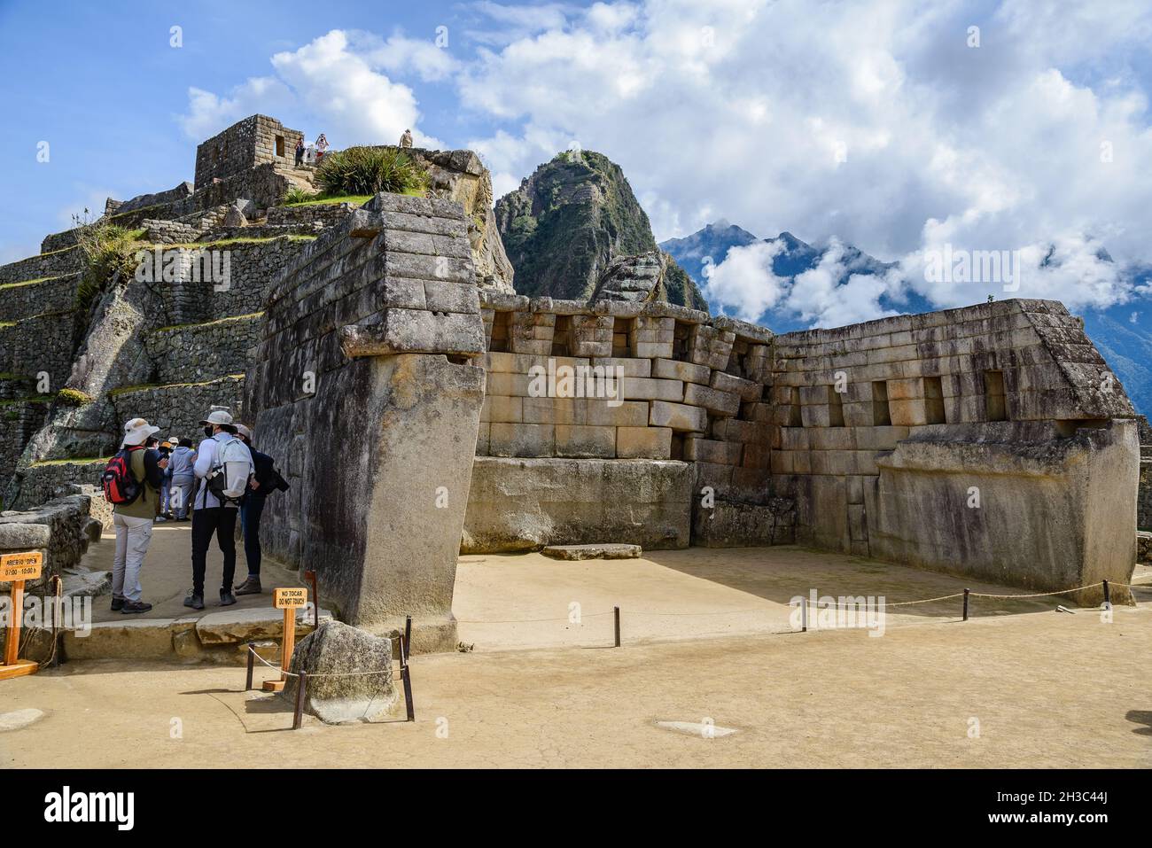 Touristen stehen in der Nähe des Haupttempels im Zentrum von Machu Picchu, Cuzco, Peru. Stockfoto