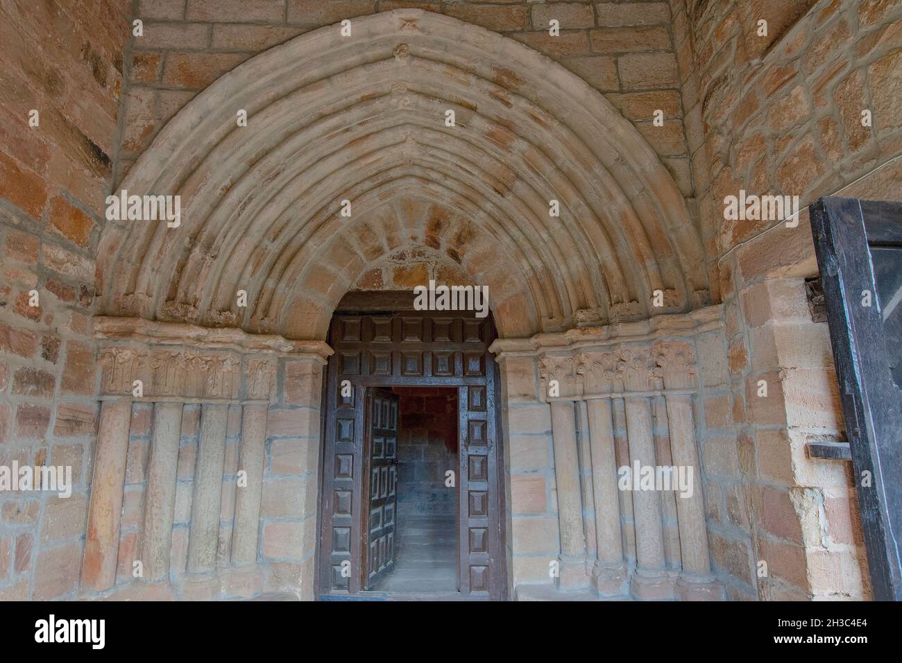 Kirchliche und religiöse Architektur Kantabriens. Stockfoto