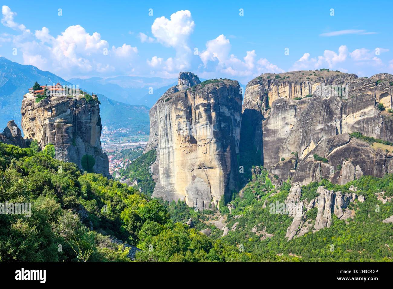 Blick auf die felsige Meteora-Landschaft mit dem Kloster der Heiligen Dreifaltigkeit (Agia Triada). Meteora, Thessalien, Griechenland Stockfoto