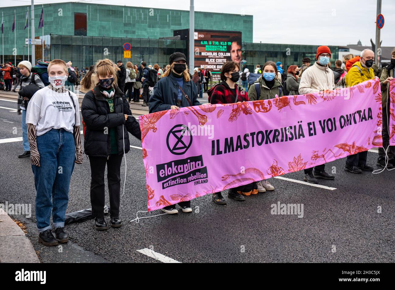 Elokapina oder Aussterben Rebellion Finnlands Klimademonstranten halten ein Banner und blockieren den Mannerheimintie-Verkehr in Helsinki, Finnland Stockfoto