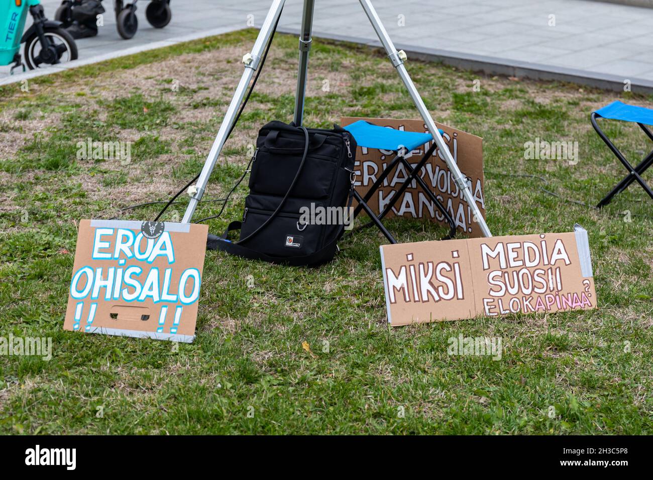 Eroa Ohisalo! Miksi media suosii Elokapinaa? Anti-Protest-Kartons gegen Aussterben Rebellion Finnland oder Elokapina in Helsinki, Finnland. Stockfoto