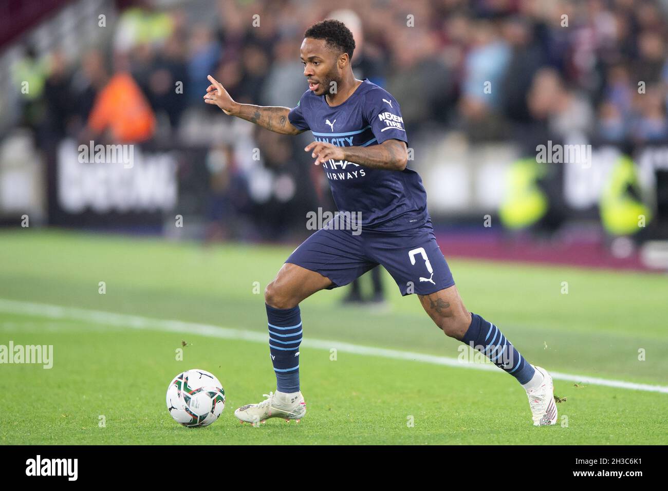 London, Großbritannien. Oktober 2021. Raheem Sterling von Manchester City während des EFL Carabao Cup-Spiels von 16 zwischen West Ham United und Manchester City am 27. Oktober 2021 im London Stadium, Queen Elizabeth Olympic Park, London, England. Foto von Salvio Calabrese. Nur zur redaktionellen Verwendung, Lizenz für kommerzielle Nutzung erforderlich. Keine Verwendung bei Wetten, Spielen oder Veröffentlichungen einzelner Clubs/Vereine/Spieler. Kredit: UK Sports Pics Ltd/Alamy Live Nachrichten Stockfoto