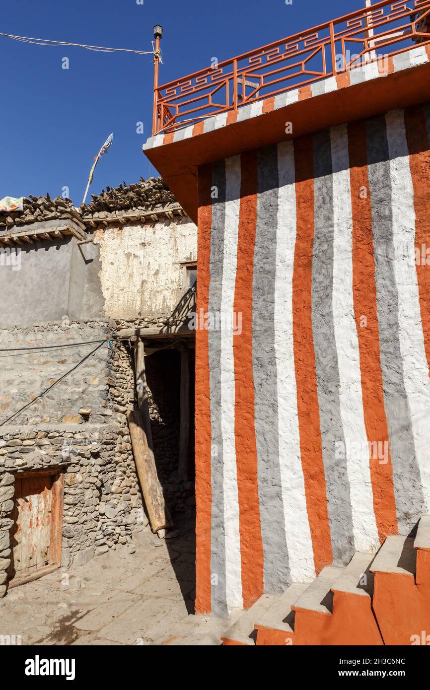 Gestreifte Hauswand. Eintritt in die berühmte Red House Lodge im Dorf Kagbeni. Senke Mustang. Nepal Stockfoto