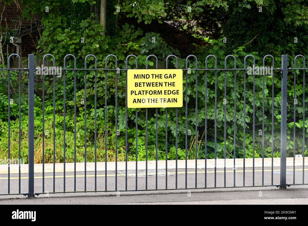 Sicherheitswarnschild auf einem Bahnhofssteig. Keine Personen. Stockfoto