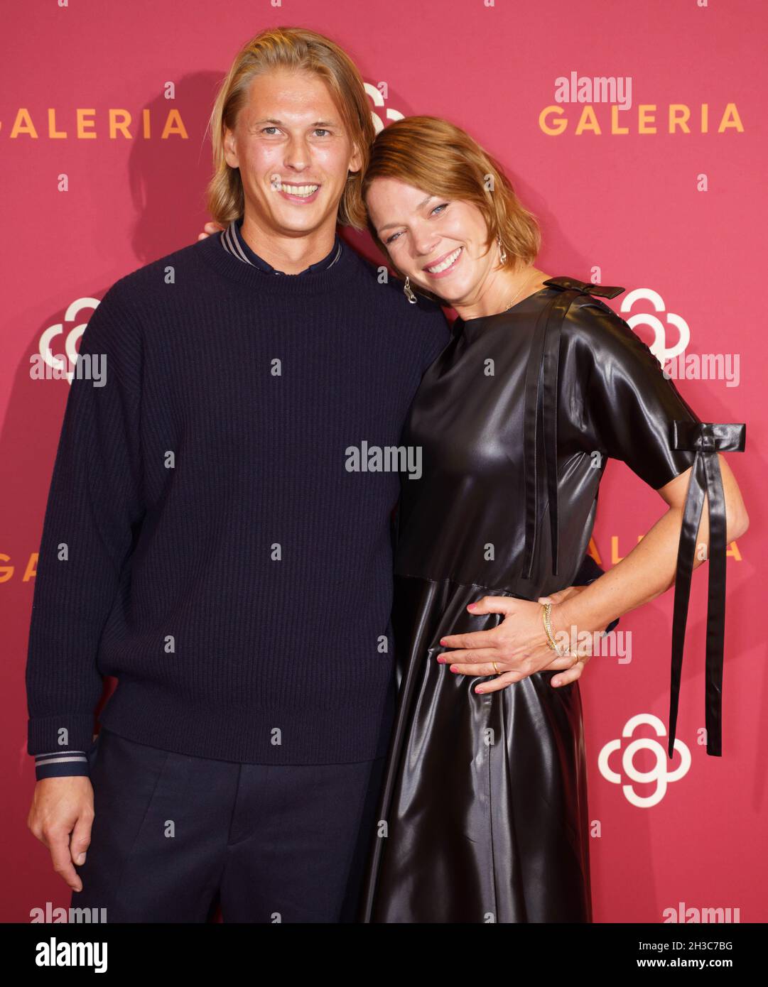 27. Oktober 2021, Hessen, Frankfurt/Main: Die Schauspielerin Jessica Schwarz (r) und ihr Mann Louis-Freytag Beckmann kommen zur Eröffnung des Kaufhauses Galerie in der Frankfurter Innenstadt. Foto: Frank Rumpenhorst/dpa/Frank Rupenhorst/dpa Stockfoto