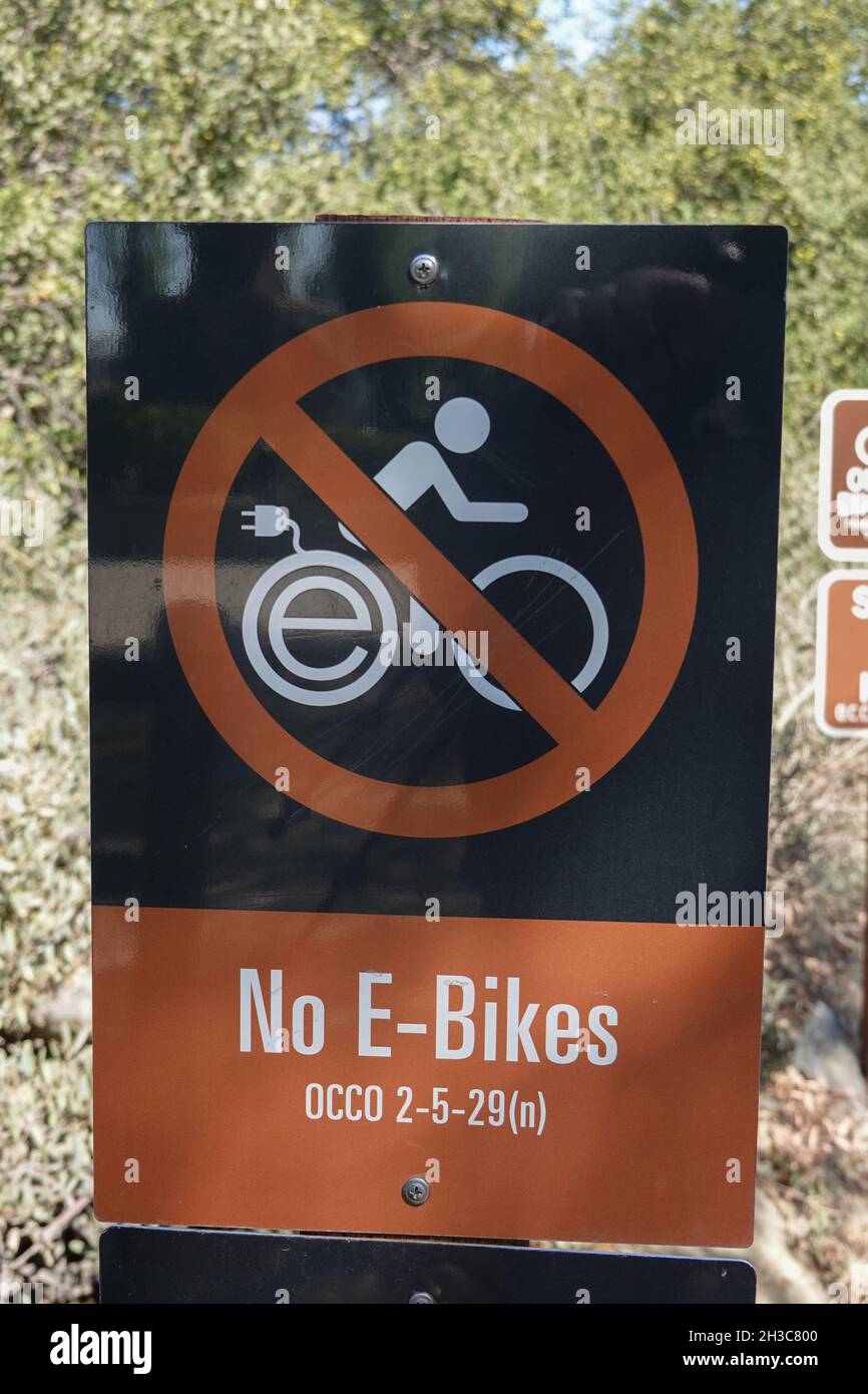 Kein E-Bike auf Trail-Schild am Red Rock Canyon Trail auf der Standill Ranch, Kalifornien, USA Stockfoto