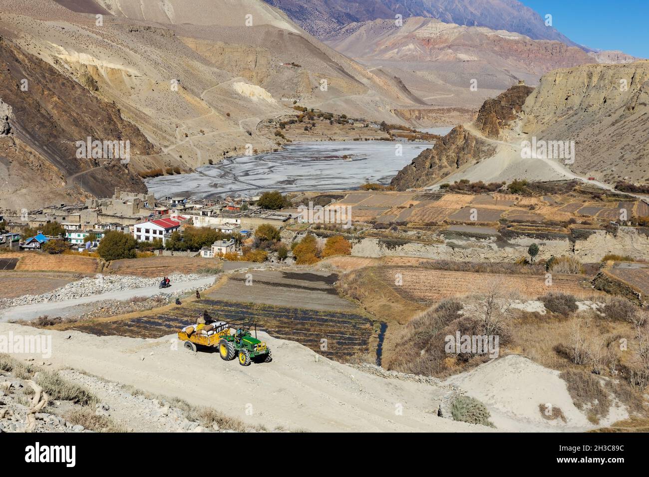 Kagbeni, Mustang District, Nepal - 19. November 2016: Der Traktor fährt entlang der Straße in den Bergen. Schotterstraße von Jomsom nach Muktinath in Stockfoto