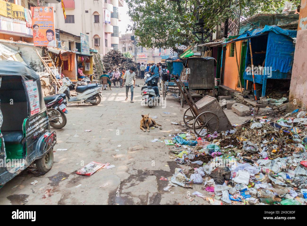 VARANASI, INDIEN - 25. OKTOBER 2016: Schmutzige Gasse im Zentrum von Varanasi, Indien Stockfoto