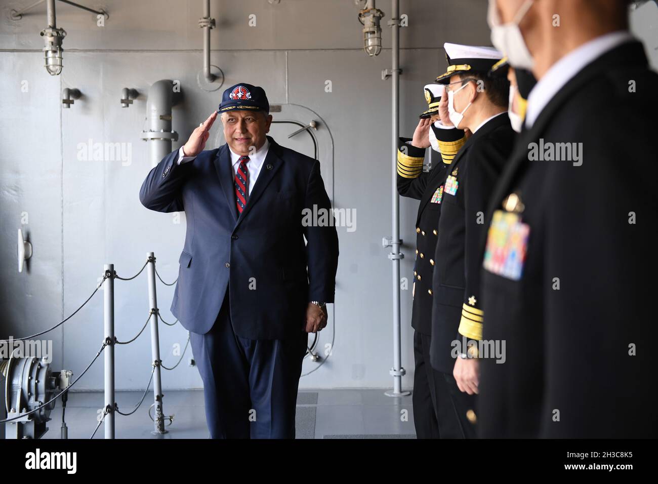 Yokosuka, Japan. Oktober 2021. Der US-Navy-Sekretär Carlos Del Toro begrüßt die Offiziere, als er den japanischen Flugzeugträger der Izumo-Klasse JS Izumo am 26. Oktober 2021 in Yokosuka, Japan, verlässt. Quelle: MC2 Ashley Estrella/US Navy/Alamy Live News Stockfoto