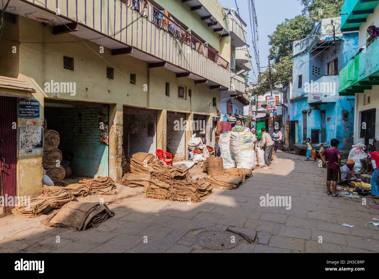 VARANASI, INDIEN - 25. OKTOBER 2016: Blick auf die schmale Gasse in Varanasi Indien Stockfoto